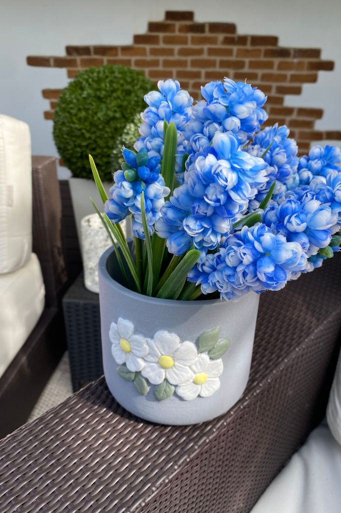 Kübel Spello grau mit weißen Blumen