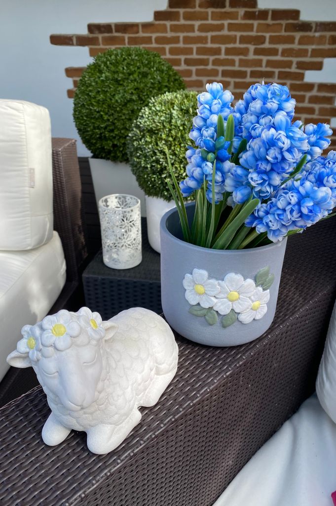 Kübel Spello grau mit weißen Blumen