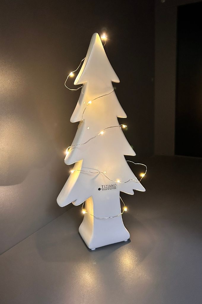 Dekobaum Adelmo mit Lichterkette dekoriert