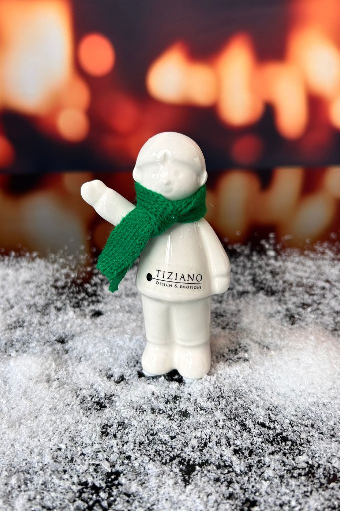 D17 Deko Kind Antea stehend 9,5cm mit grünem Schal