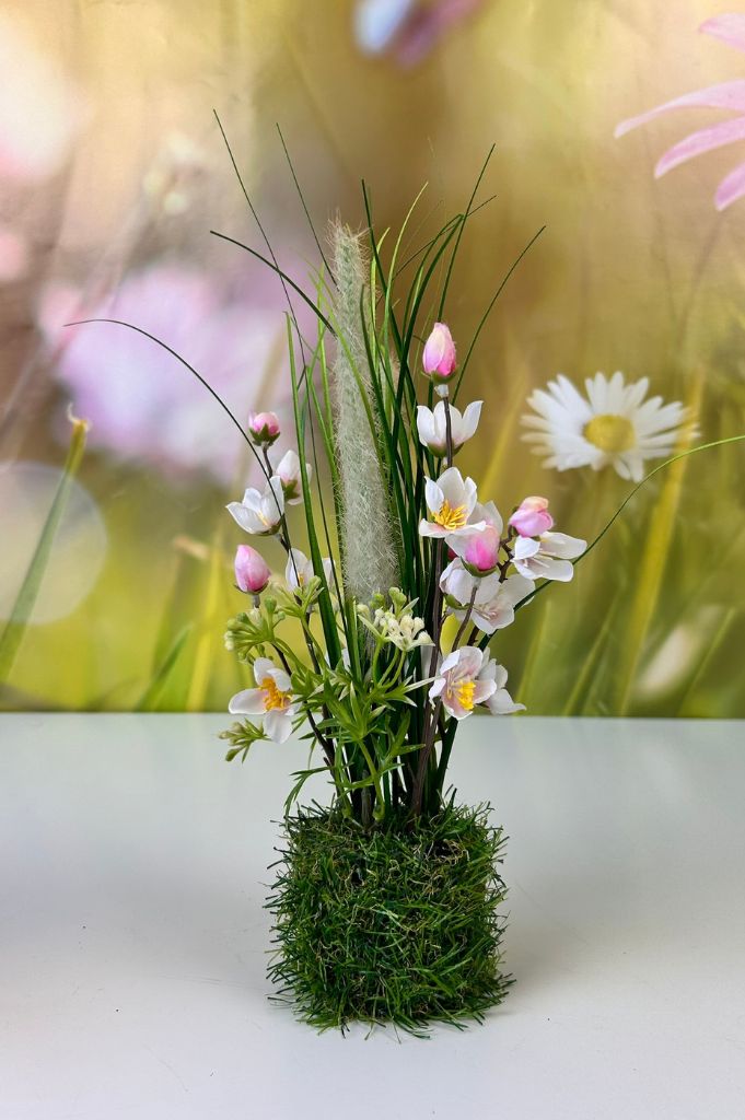 Deko Blumen farbig auf Grassockel