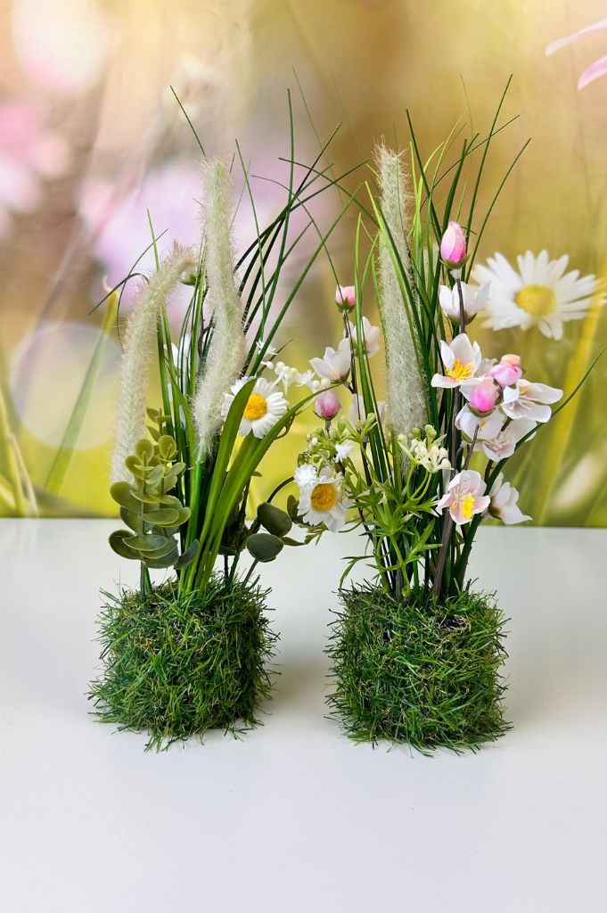 Deko Blumen farbig auf Grassockel