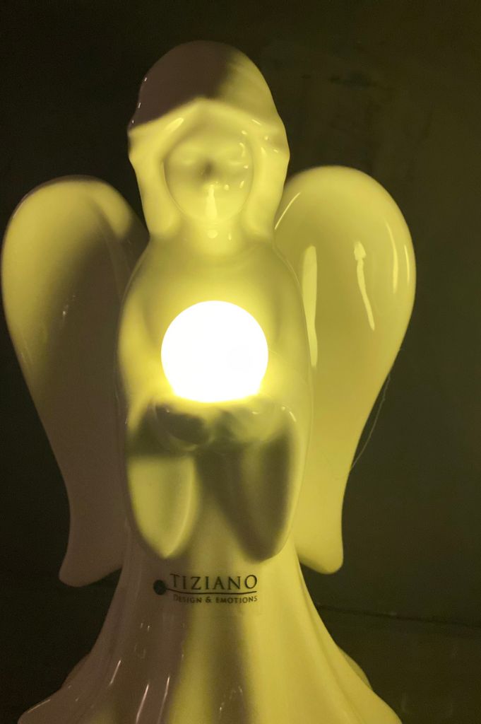 Deko 2er Engel Delia stehend 20cm mit LED Kugel creme-weiß