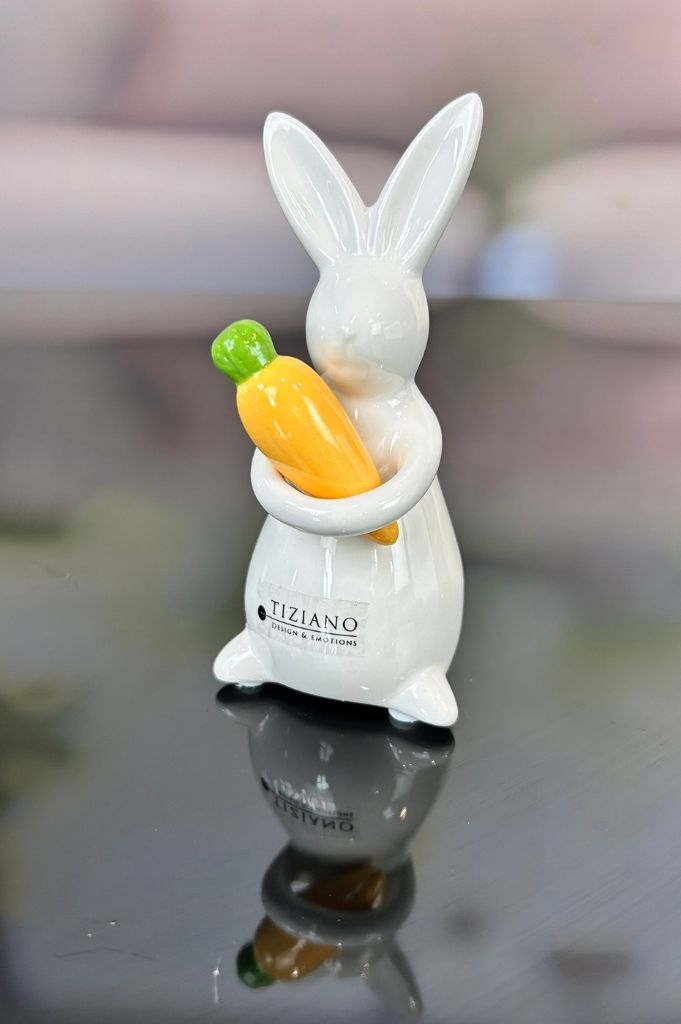 J7 Deko Hase Dino mit Möhre creme-weiß