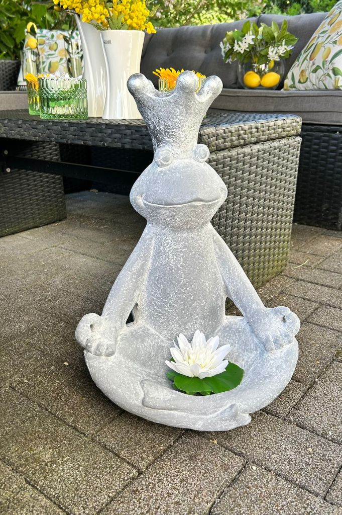 Dekofigur Frosch Luis meditierend grau mit silber Krone