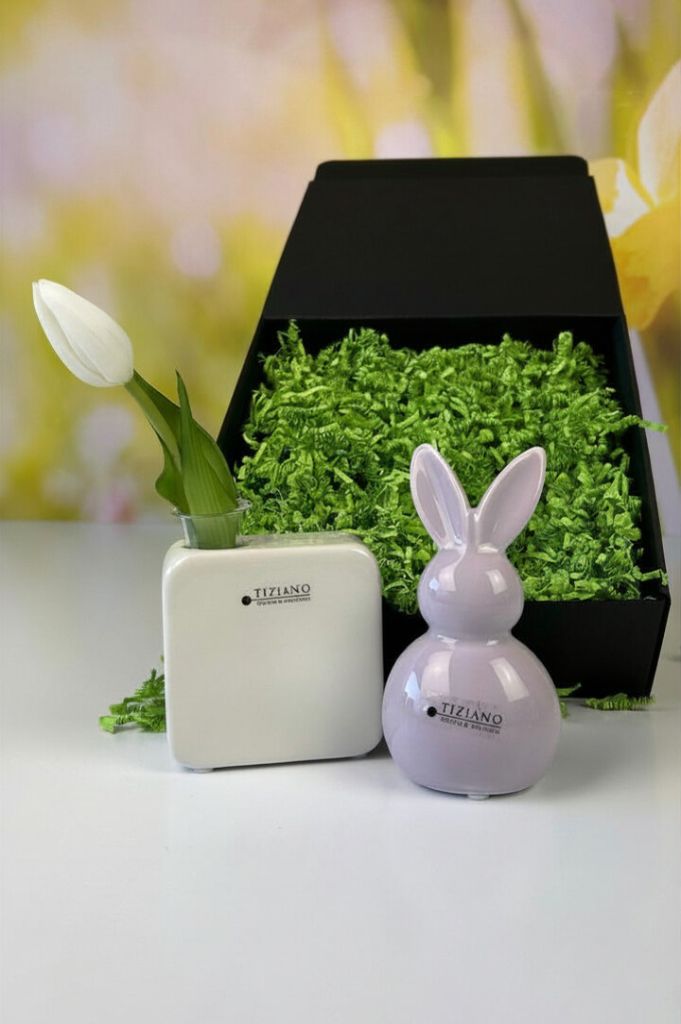 Geschenkbox M mit Hase Damaso lila, Vase Casale und Tulpen