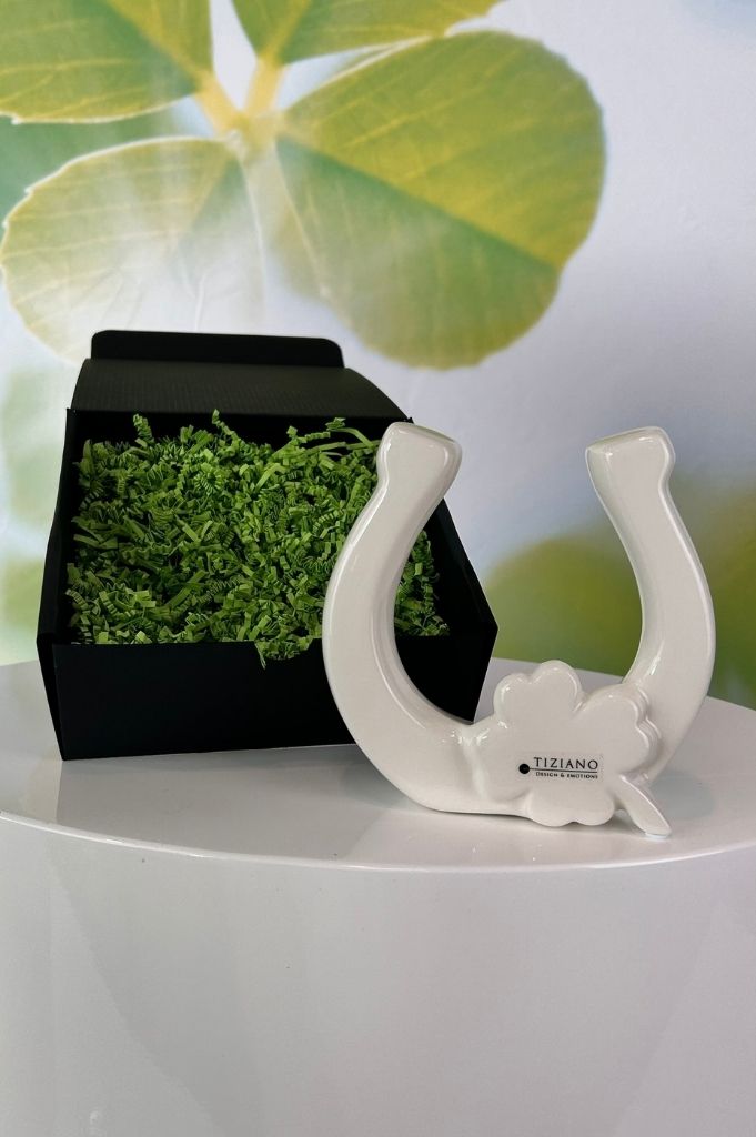 Geschenkbox Hufeisen Fortuna mit Kleeblatt creme-weiß