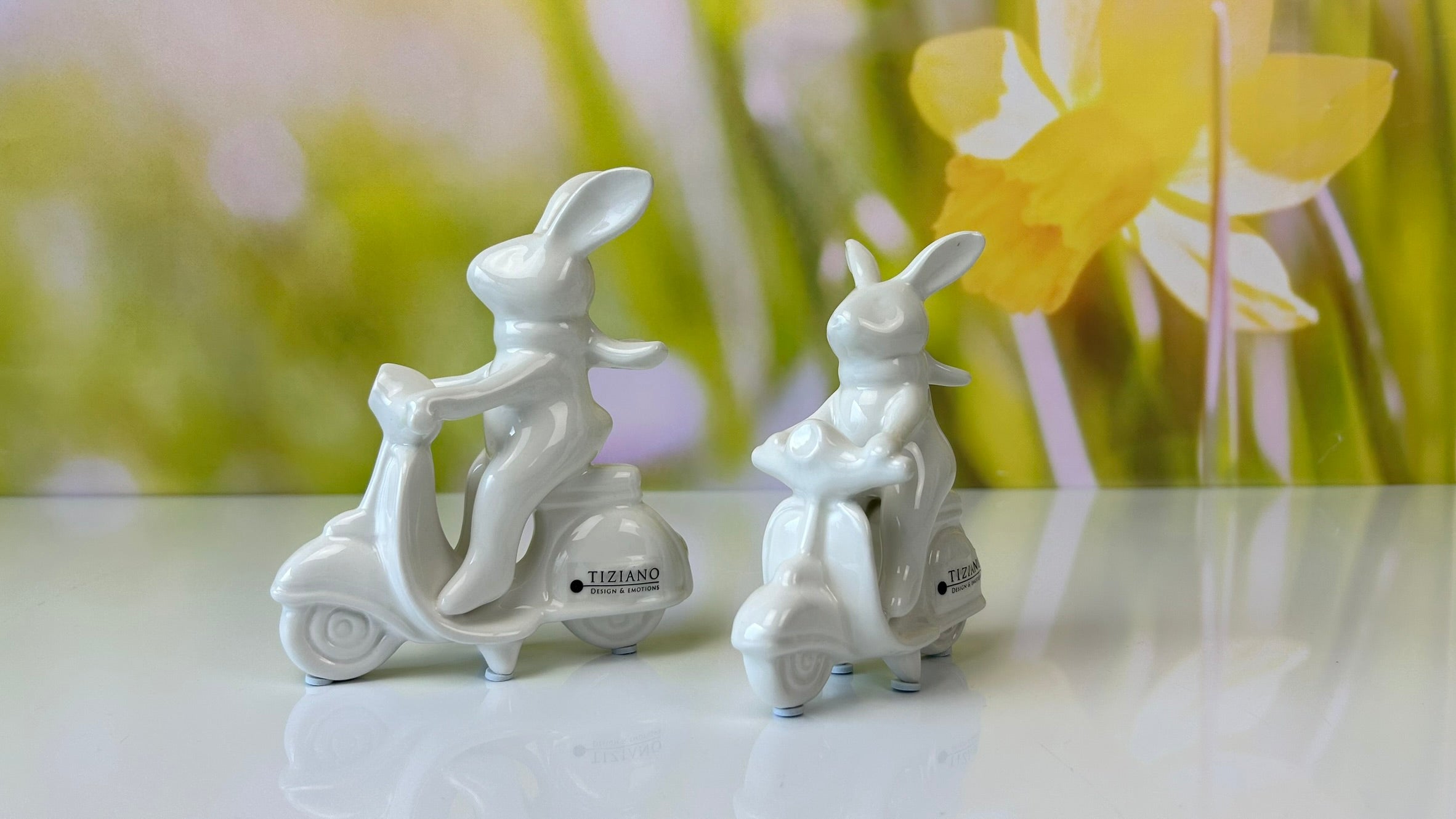 Deko Hase Vespino auf Vespa creme-weiß