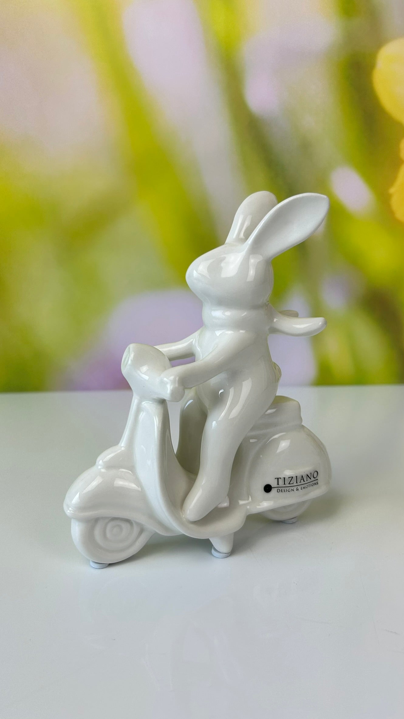 Deko Hase Vespino auf Vespa creme-weiß