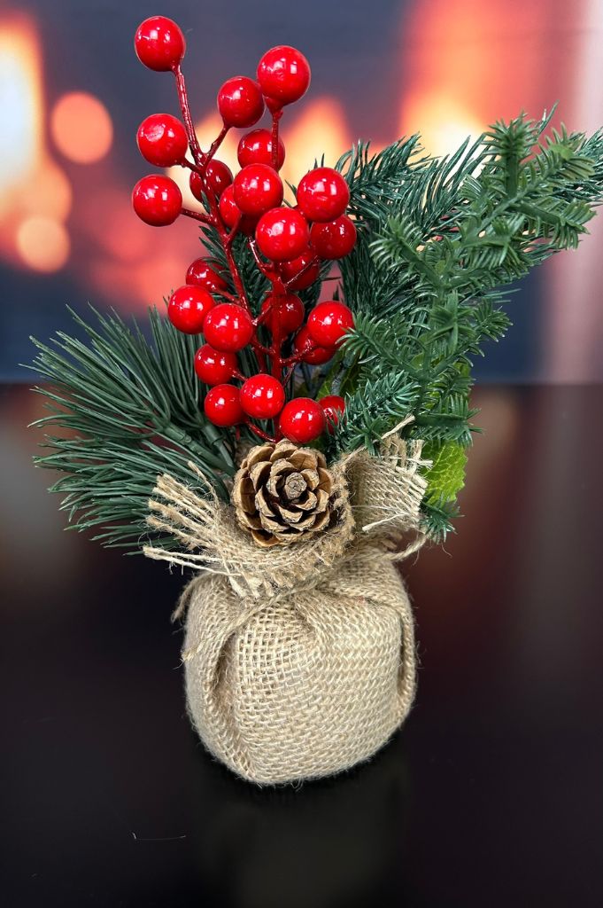 Deko Tanne im Jutesack 26cm mit Zapfen+Beeren – Tiziano Home