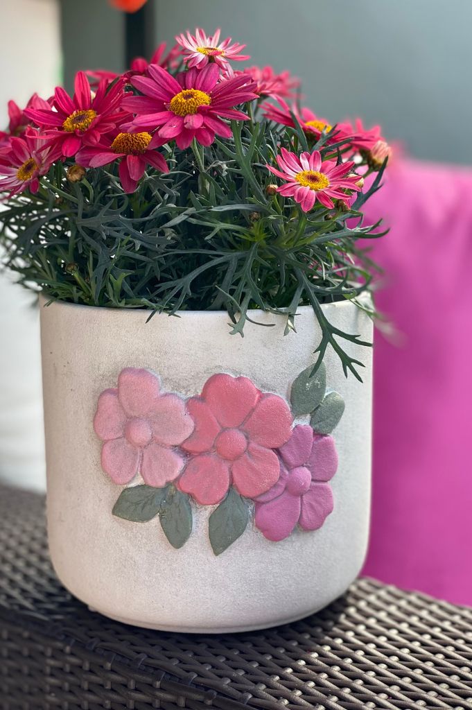 Kübel Spello rustik mit rosa Blumen