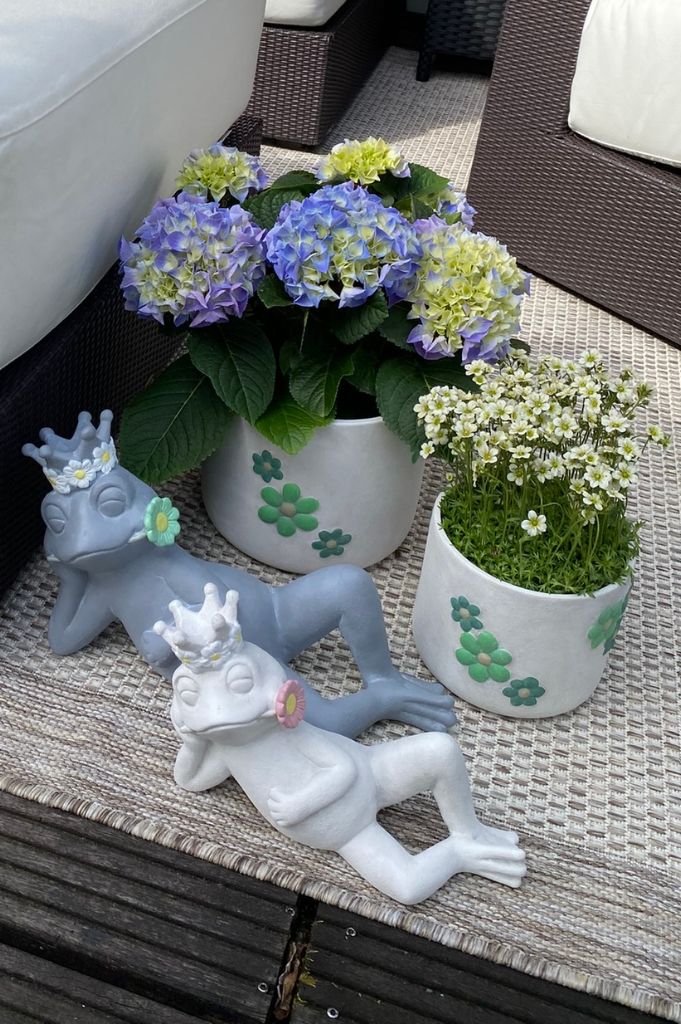 Kübel Villa rustik mit grünen Blumen