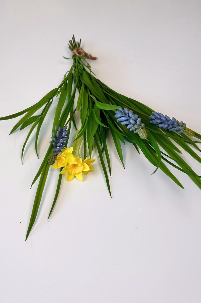 Osterglocken Strauß klein m. blauen Details