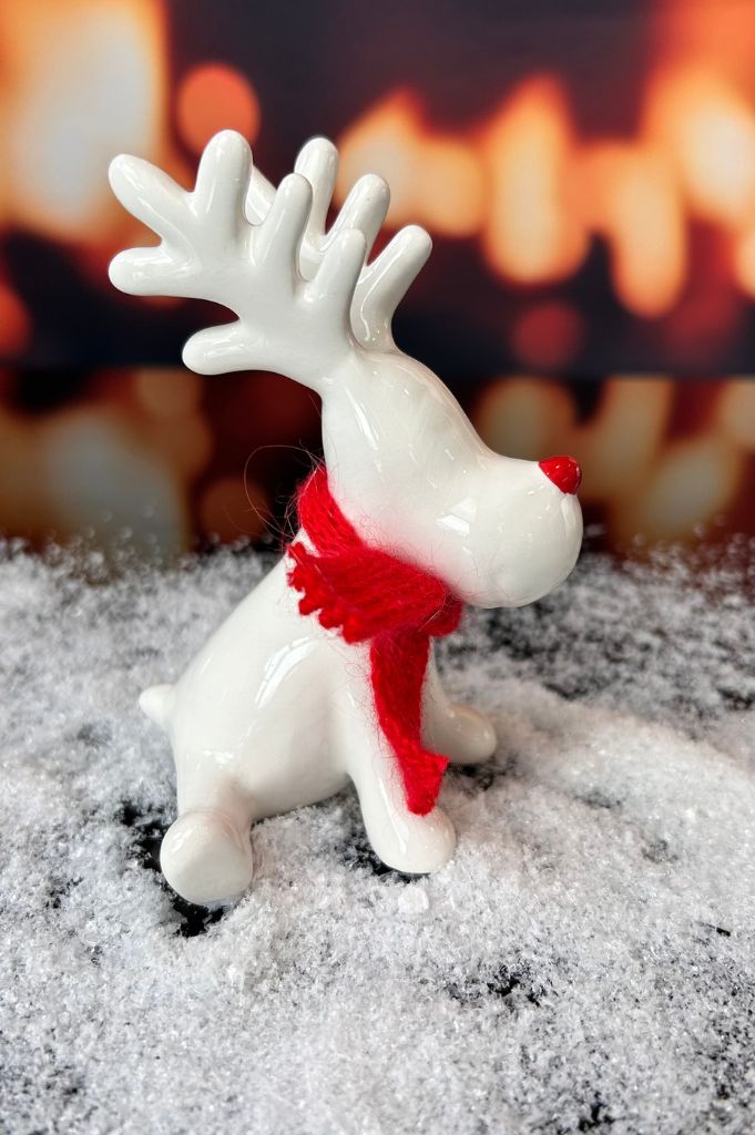 J20 Deko Rentier Rudolf sitzend mit rotem Schal creme-weiß