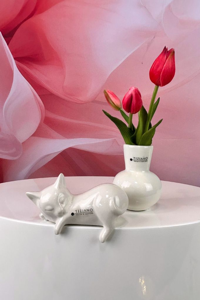 Kantensitzer Katze Sadira Kopf zurück creme-weiß