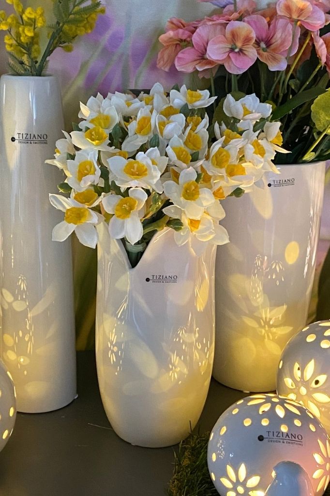 Vase Florenta mit Narzissen Aufbau