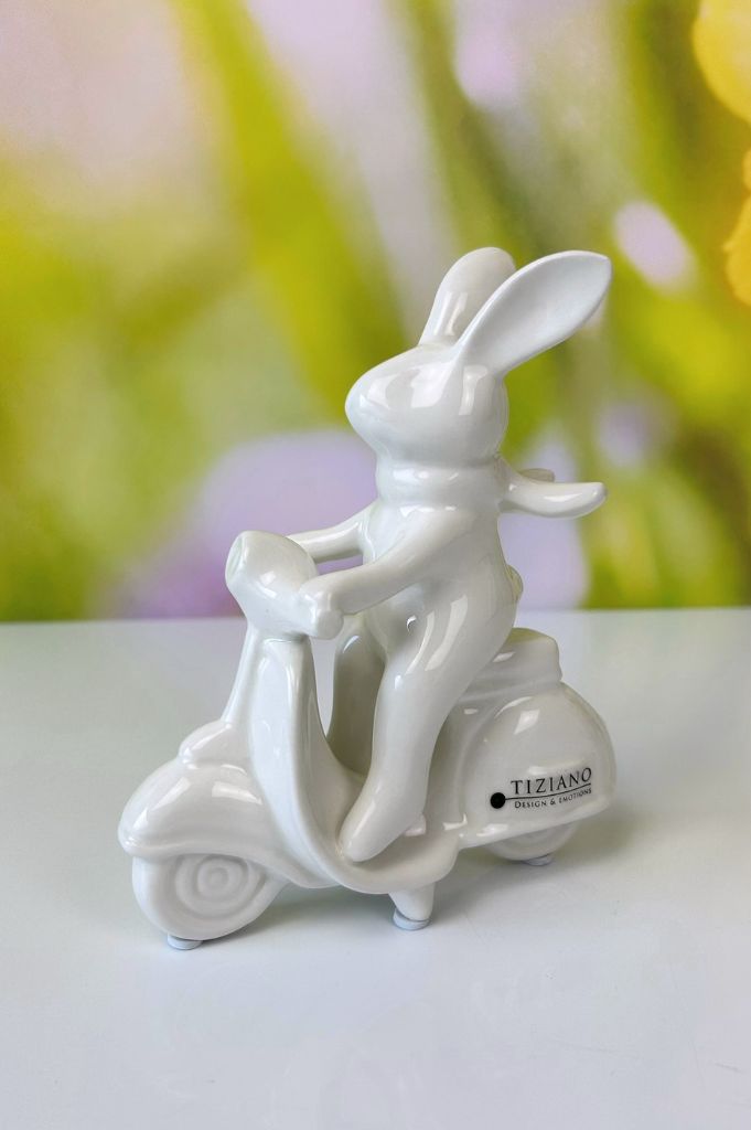 Deko Hase Vespino auf Vespa creme-weiß