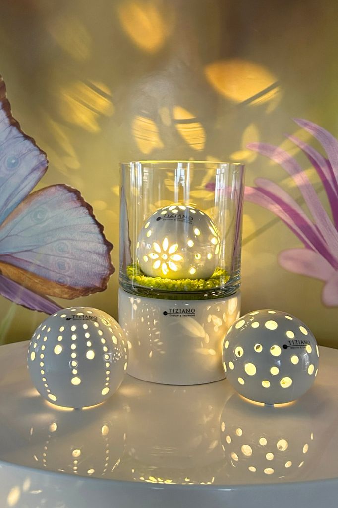 Windlicht Laterna mit Lichtkugeln leuchtend