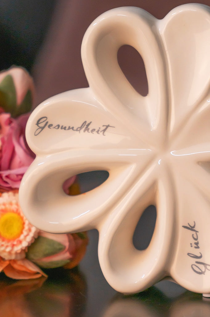 alegra-offen-m-schrift-weiss-creme-detail-links