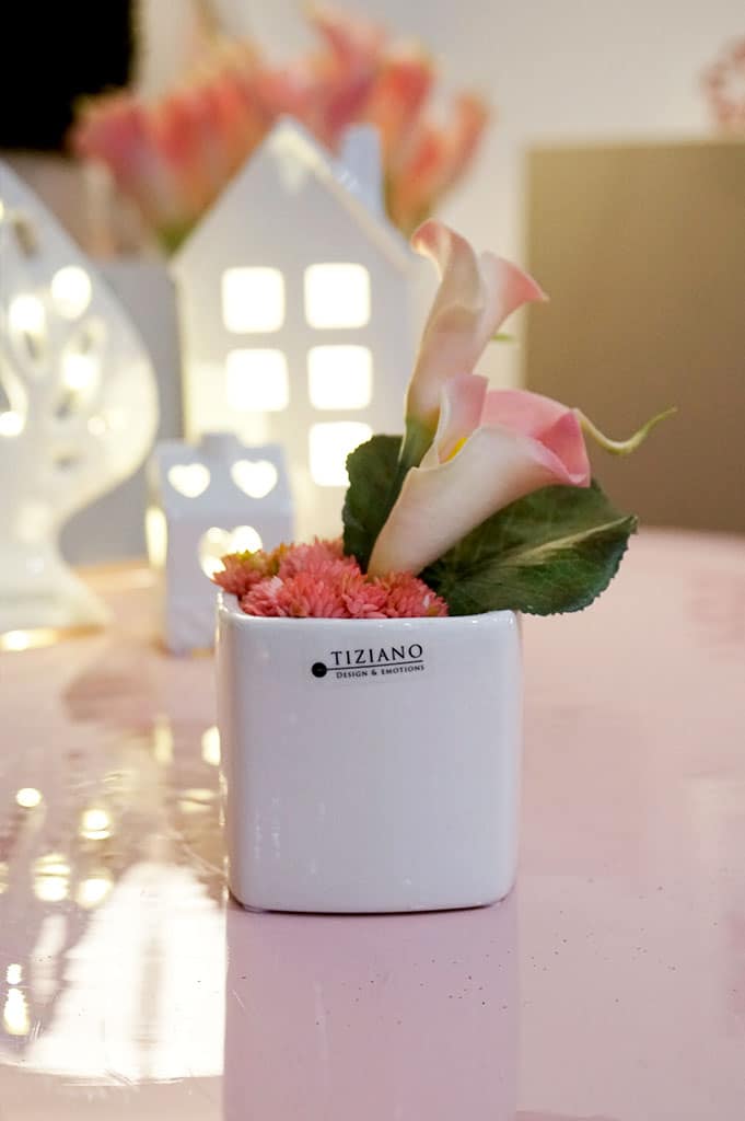 crosia-blumentopf-weiss-creme-dekoriert-callas-klein