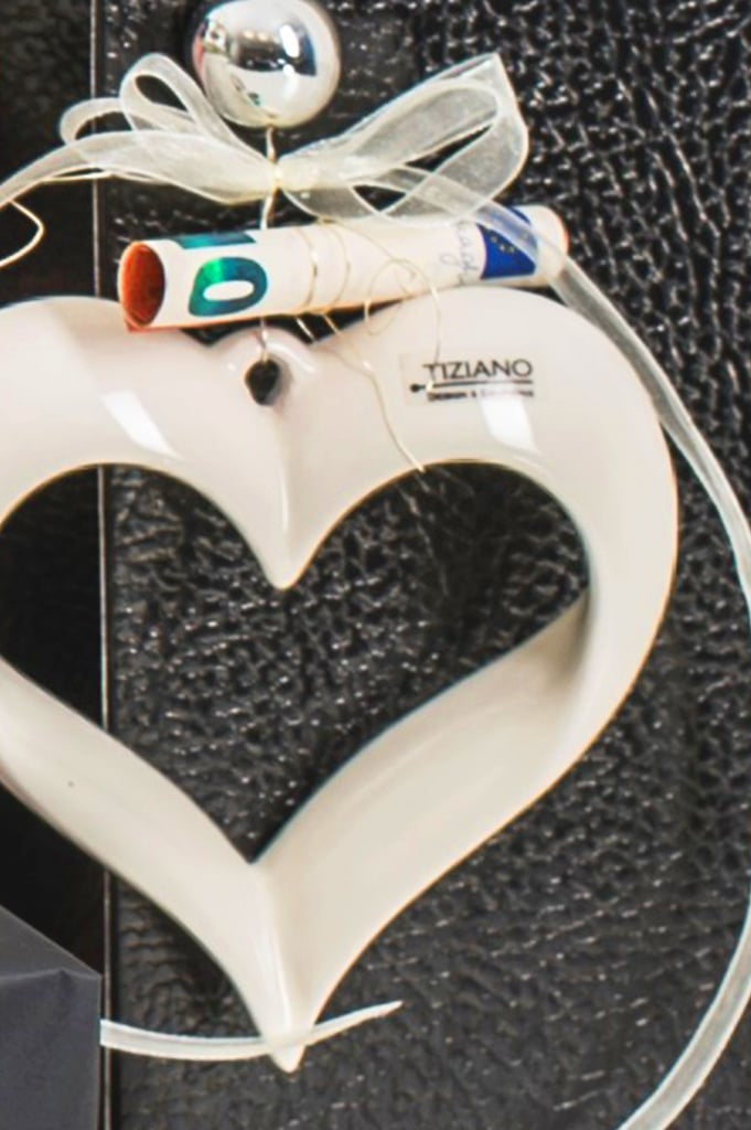 cuora-her-haenger-weiss-creme-detail