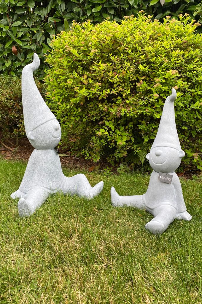 Deko Zwerg Fido sitzend grau in Beton Optik