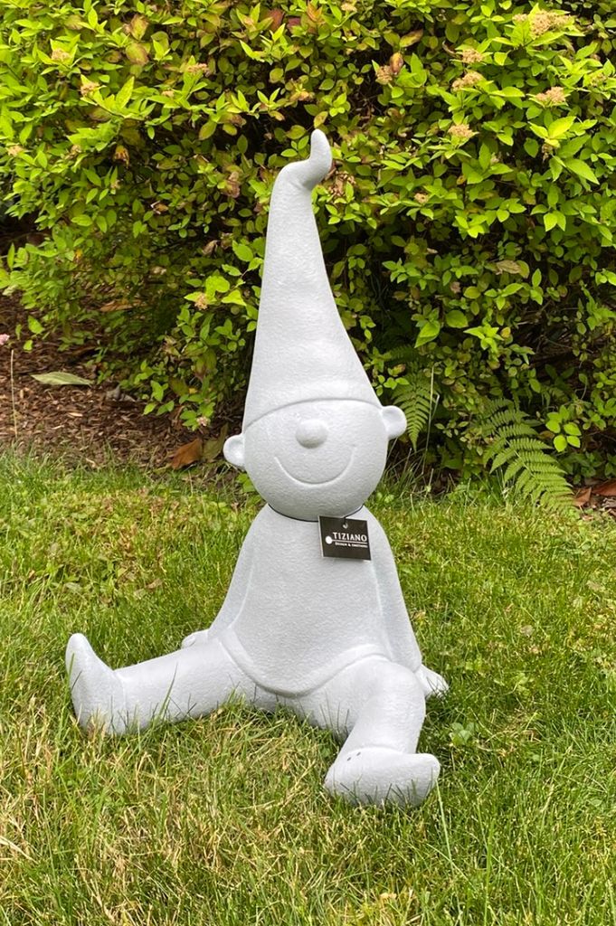 Deko Zwerg Fido sitzend grau in Beton Optik