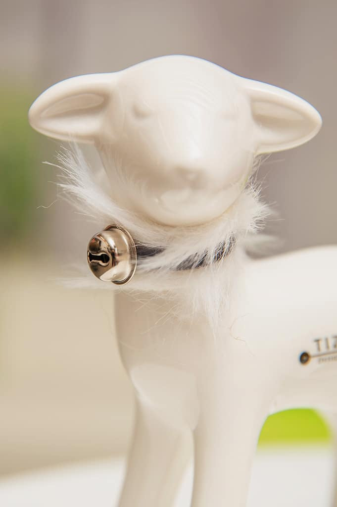 greta-lamm-stehend-m-fellband-u-glocke-detail