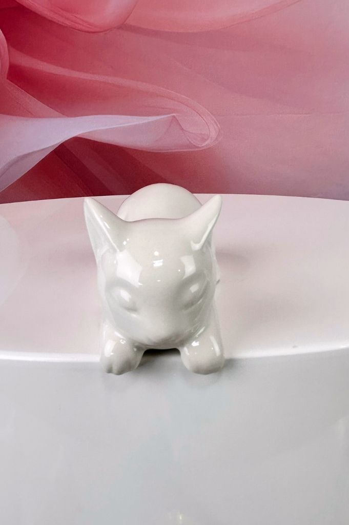 Kantensitzer Katze Sadira Kopf runter creme-weiß