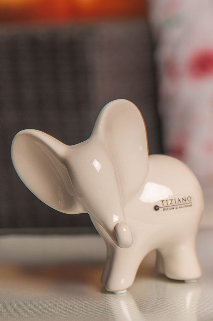 leon-elefant-creme-schauend-detail