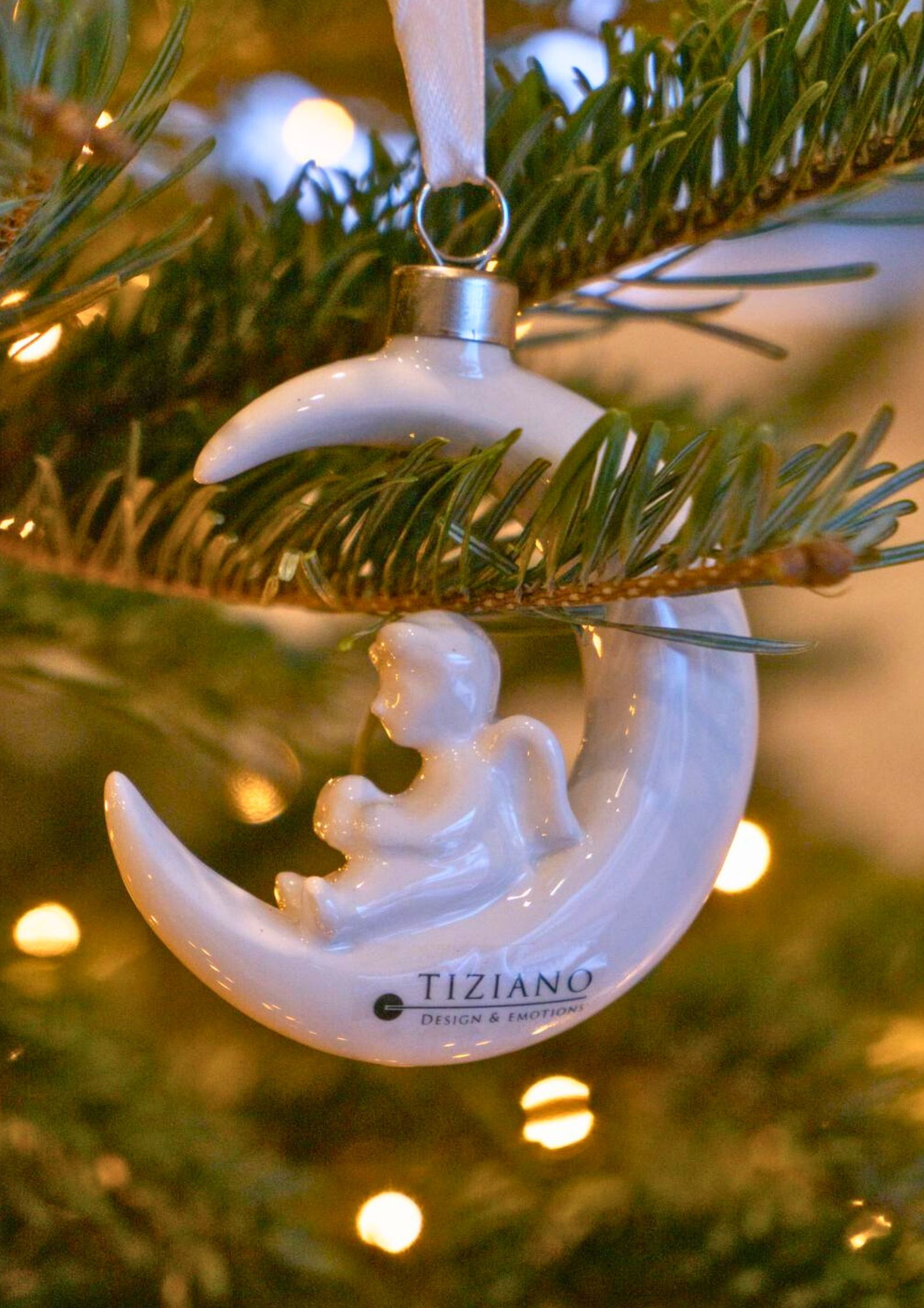 melio-m-engel-haenger-sitzend