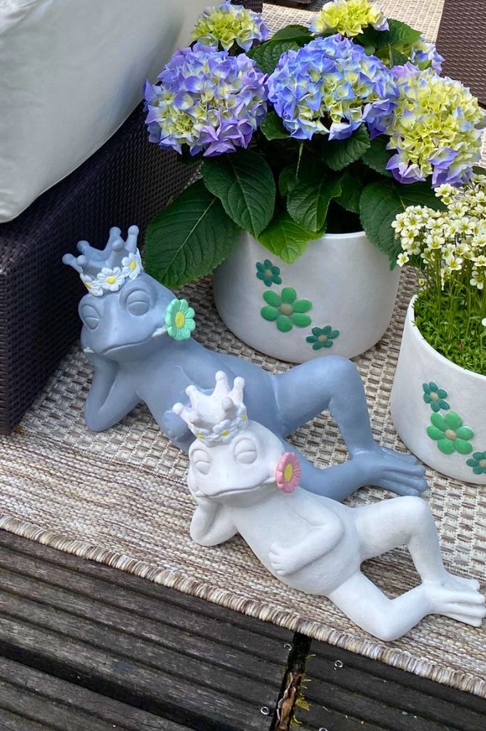 Frosch Paco liegend grau mit Blume grün oder rosa