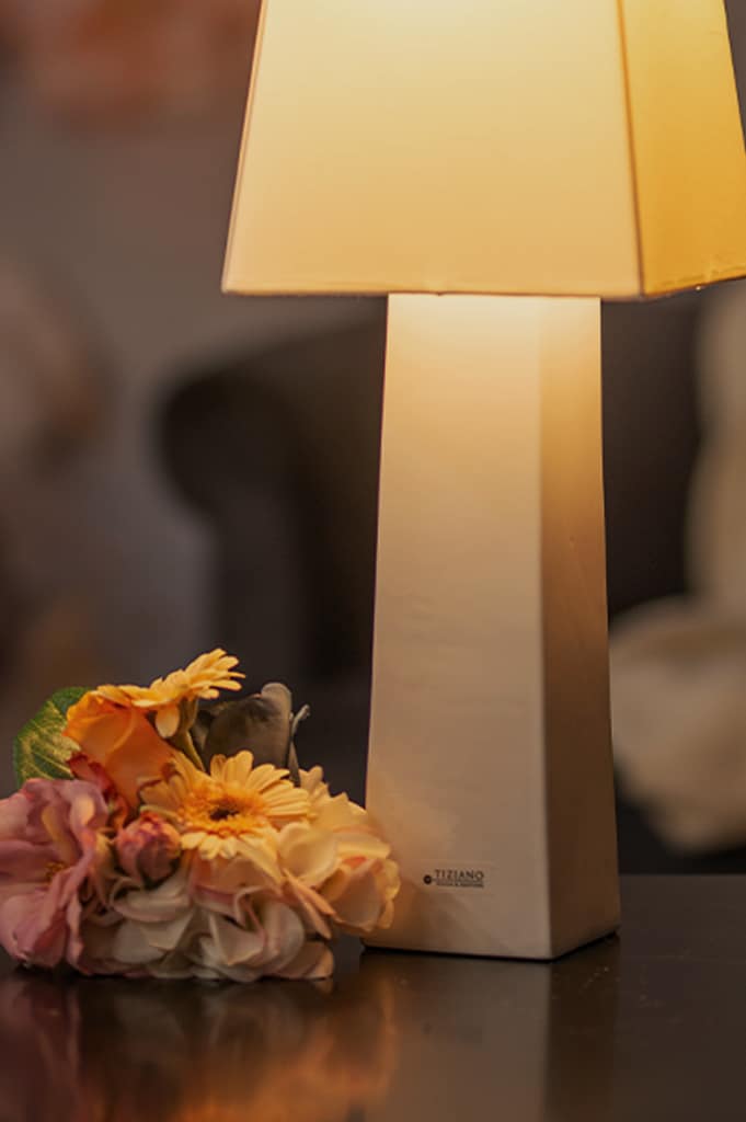 salietto-lampe-weiss-creme-detail-fuss