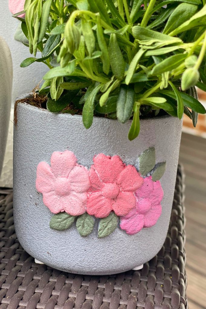 Kübel Spello grau mit rosa Blüten