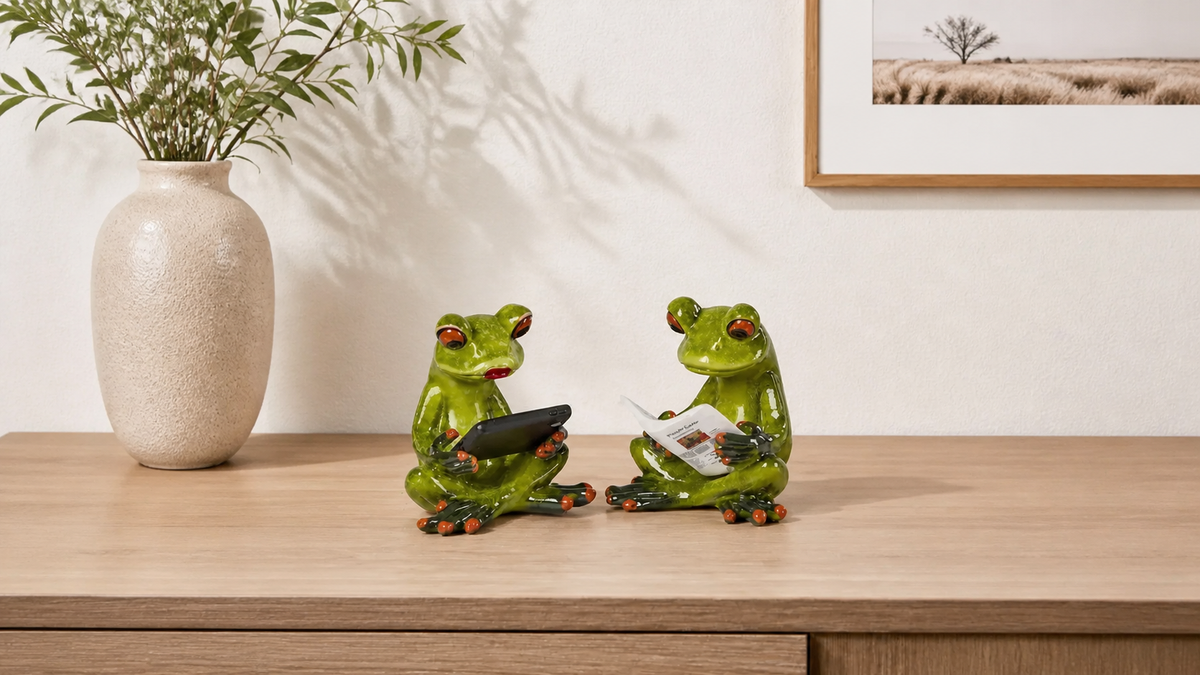 Zwei grüne Deko-Frösche Fridolin mit Tablet und Zeitung