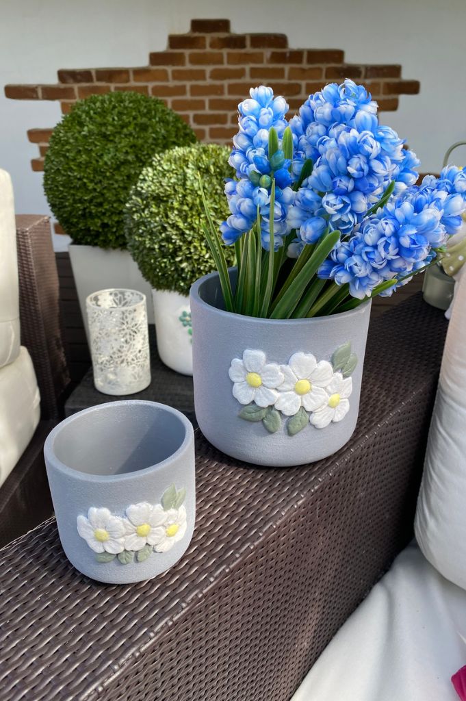 Kübel Spello grau mit weißen Blumen