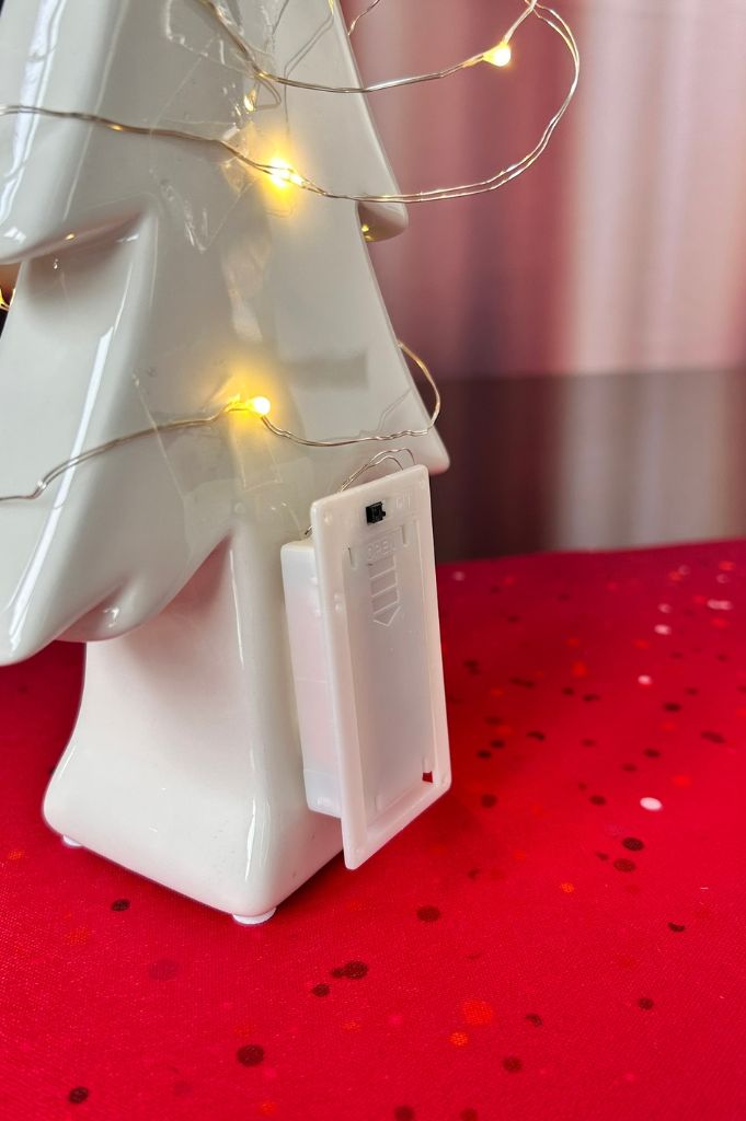 Dekobaum Adelmo mit Lichterkette dekoriert