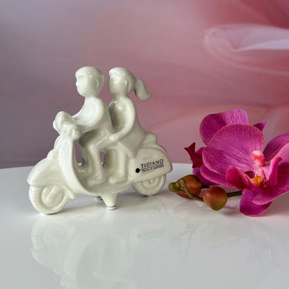 Paar Amanti auf Vespa 12cm creme-weiß