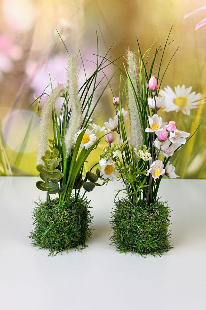 Deko Blumen farbig auf Grassockel