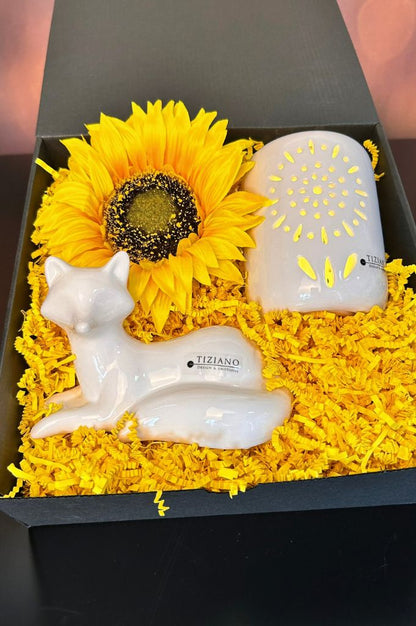 Geschenkbox Fuchs Marco liegend mit Sonnenblumen