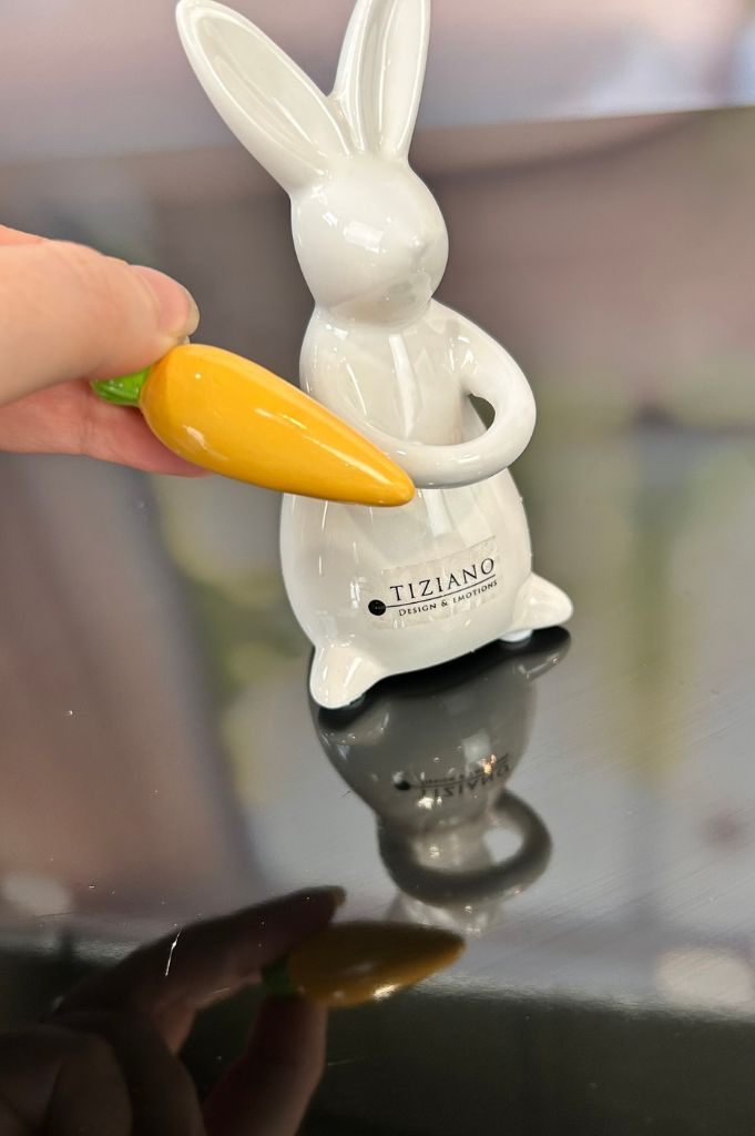 J7 Deko Hase Dino mit Möhre creme-weiß