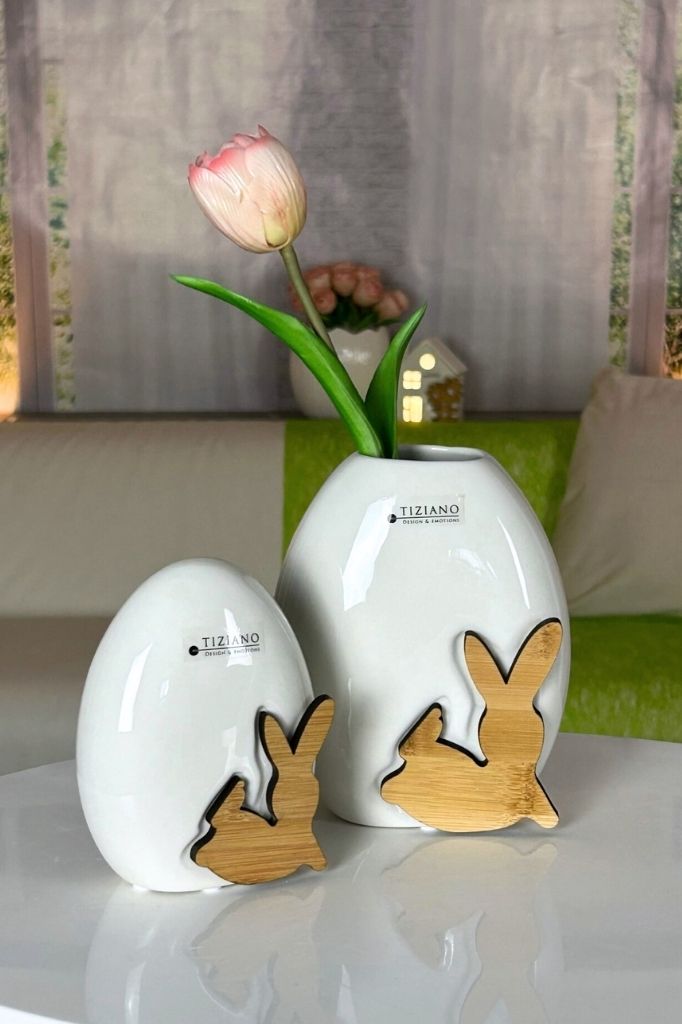 Ei Staffalo liegend mit Vase