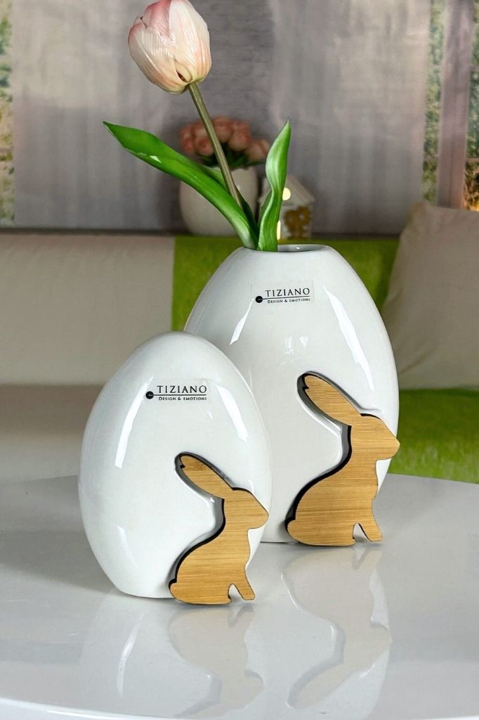 Ei Staffalo sitzend mit Vase