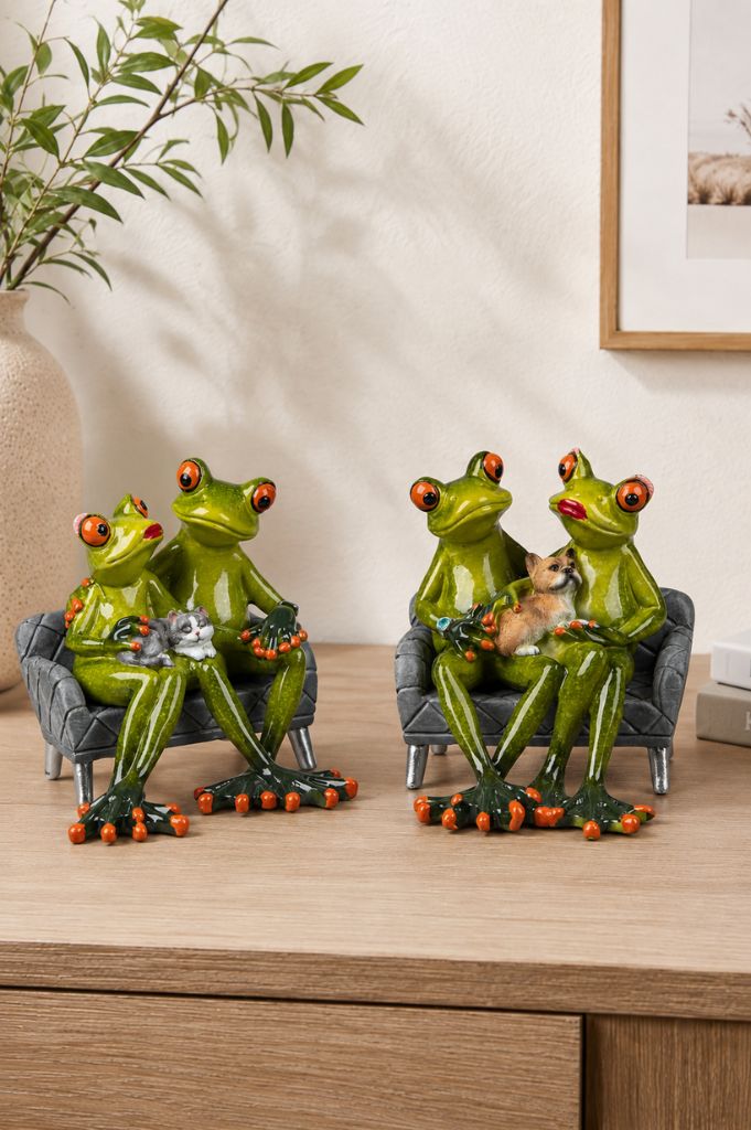 Deko Frosch Fridolin auf Sofa hellgrün