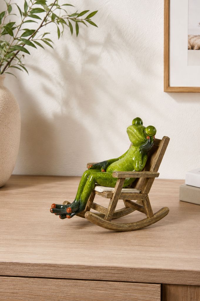 Deko Frosch Fridolin im Schaukelstuhl hellgrün