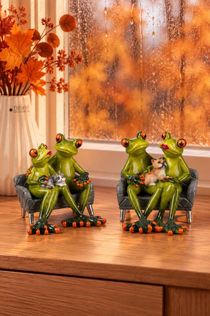Deko Frosch Fridolin auf Sofa hellgrün