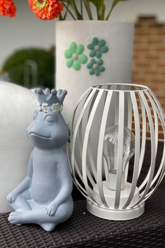 Frosch Paco sitzend grau