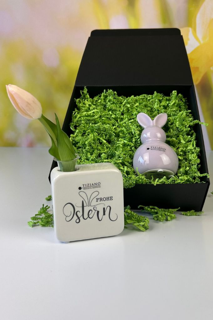 Geschenkbox M mit Hase Damaso lila, Vase Casale und Tulpen