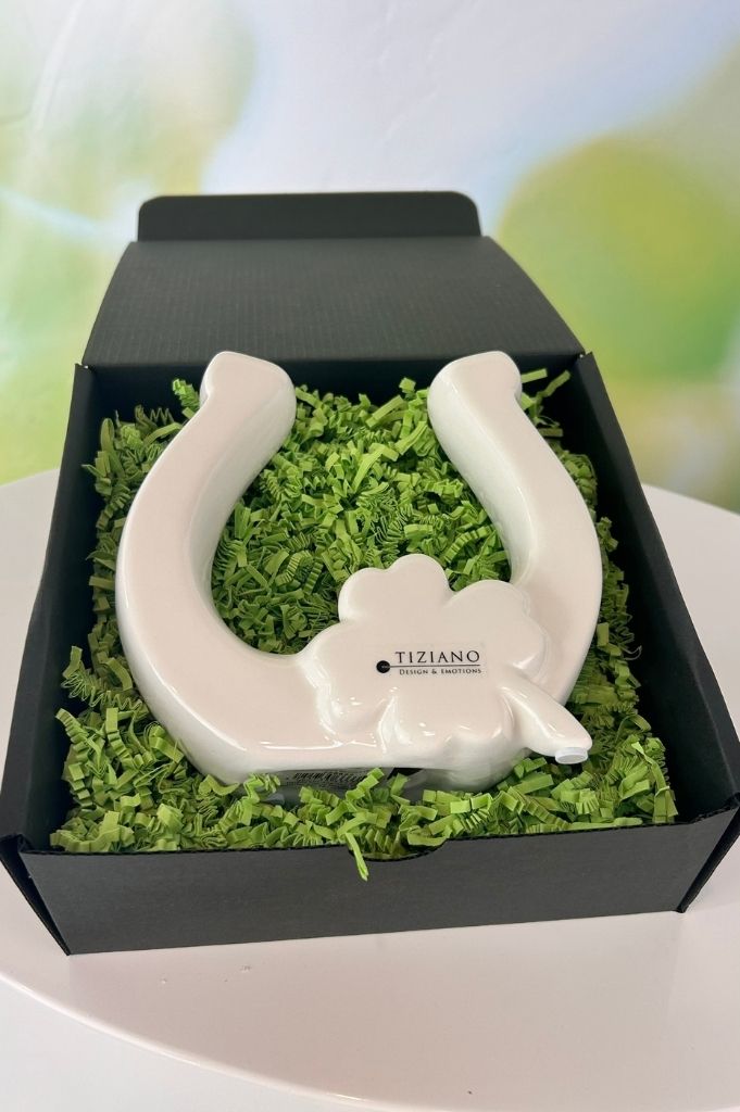 Geschenkbox Hufeisen Fortuna mit Kleeblatt creme-weiß