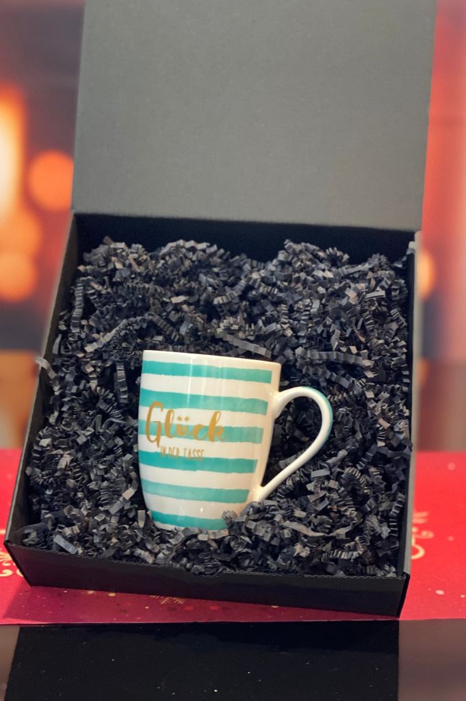 Geschenkbox Tasse mit Schriftzug Glück